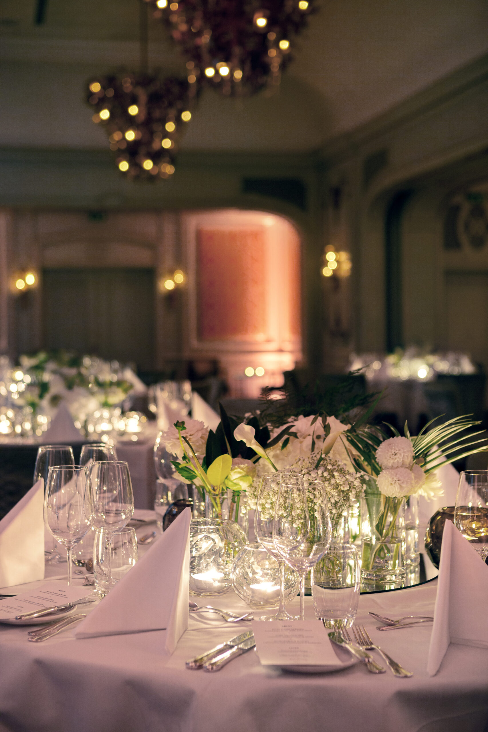 Blomster og dekor til bryllupsfesten